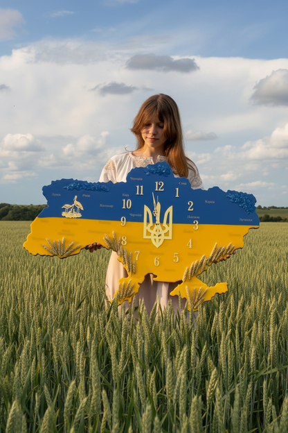 Дівчина у синьо-жовтому корсеті з годинником Лелеки та міста