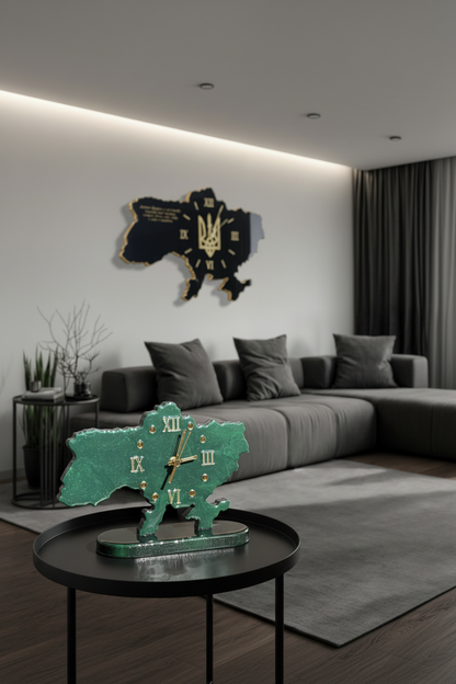 Смарагдово-зелений настільний годинник на столику в інтер'єрі